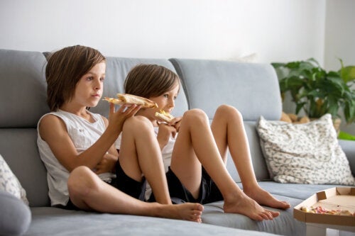 Hindre barn fra å spise foran skjermer