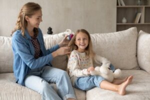 7 triks for å løsne opp dine døtres hår