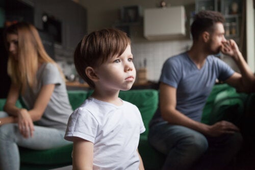 Å vokse opp med separerte foreldre: Vanskeligheter og konsekvenser