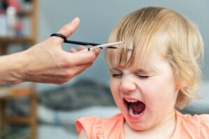 Hvordan hjelpe barn som er redde for å bli klippet