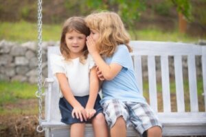 Hvordan forhindre at barnet ditt blir manipulert av vennene sine