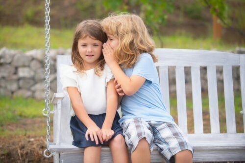 Hvordan forhindre at barnet ditt blir manipulert av vennene sine