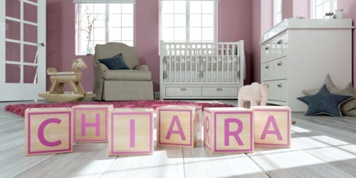 Opprinnelsen og betydningen av navnet Chiara