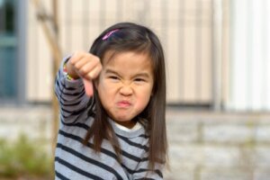 Humørsyke små barn: Hvorfor skjer det og hva man kan gjøre med det?