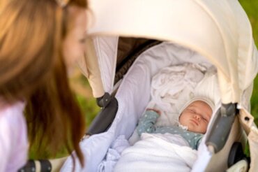 5 tips for å hjelpe babyen din med å sove om sommeren