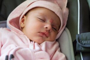 Englekyss og storkebitt: Alt om disse røde flekkene på babyer