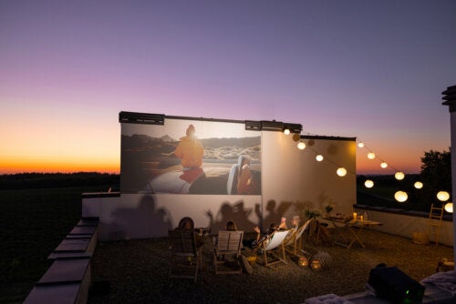 7 ideer for å sette opp en utendørs kino