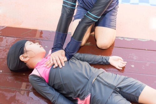 Hva er sekundær drukning hos barn?