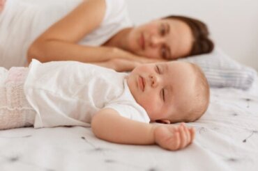 5 ting du bør vite om å sove med babyen din
